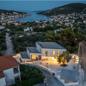 4 bedroom villa with heated pool and sea view in Vinišće, sleeps 8